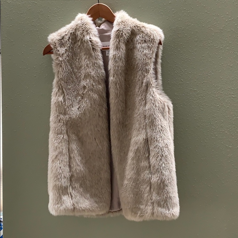 Faux fur vest like new w/POCKETS!